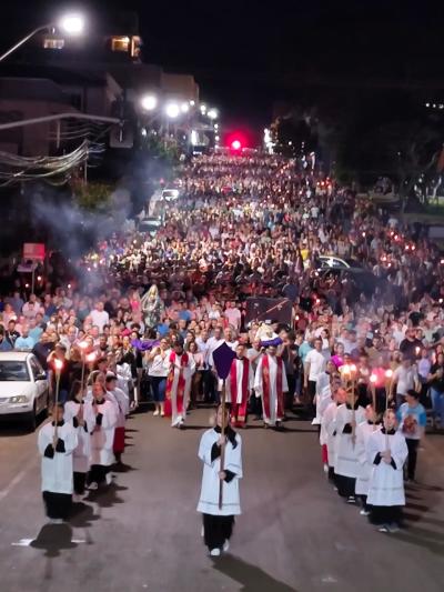 Procissão reúne milhares de fiéis em Laranjeiras do Sul e emociona comunidade na Sexta-feira Santa